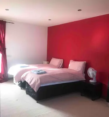 Un ou plusieurs lits dans un hébergement de l'établissement Fantastic Holiday Home 5 ensuite bedrooms Pool No Pets