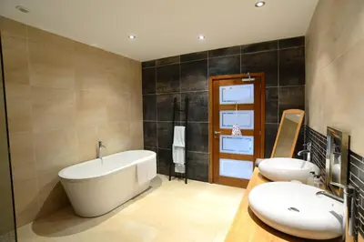 Salle de bains dans l'établissement Fantastic Holiday Home 5 ensuite bedrooms Pool No Pets
