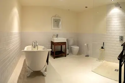 Salle de bains dans l'établissement Fantastic Holiday Home 5 ensuite bedrooms Pool No Pets