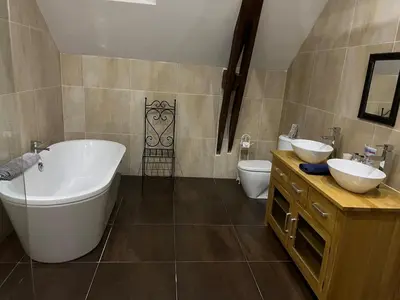 Salle de bains dans l'établissement Fantastic Holiday Home 5 ensuite bedrooms Pool No Pets