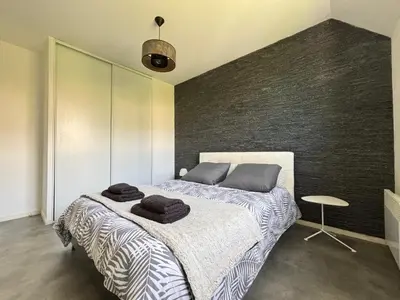 Un ou plusieurs lits dans un hébergement de l'établissement Jolie Colombe, maison 3 ch 2 sdb beau jardin terrasse aménagée à 15 mn à pied de la mer du centre Port en Bessin proche golf et d'Omaha Beach et Bayeux