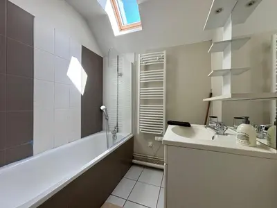 Salle de bains dans l'établissement Jolie Colombe, maison 3 ch 2 sdb beau jardin terrasse aménagée à 15 mn à pied de la mer du centre Port en Bessin proche golf et d'Omaha Beach et Bayeux
