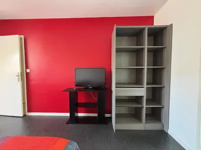 Télévision ou salle de divertissement dans l'établissement Jolie Colombe, maison 3 ch 2 sdb beau jardin terrasse aménagée à 15 mn à pied de la mer du centre Port en Bessin proche golf et d'Omaha Beach et Bayeux