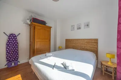 Un ou plusieurs lits dans un hébergement de l'établissement Bassin appartement avec patio