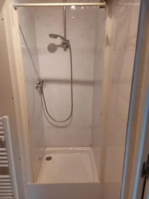Salle de bains dans l'établissement L'écluse appartement vue sur mer