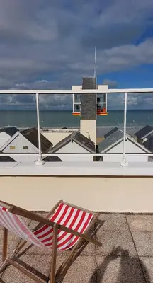 Vue générale sur la mer ou vue sur la mer prise depuis l'appartement