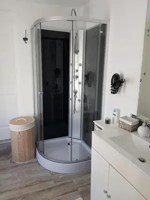 Salle de bains dans l'établissement Studio à 50M de la mer avec SPA