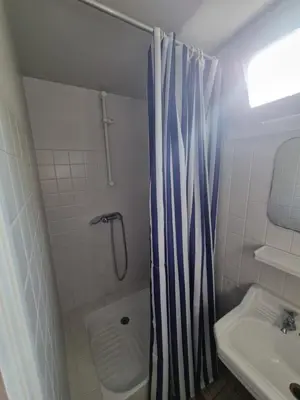 Salle de bains dans l'établissement Logement à 100m de la mer