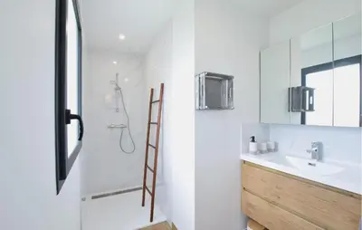 Salle de bains dans l'établissement Maison Moderne Proche Plage