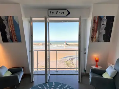 Vue générale sur la mer ou vue sur la mer prise depuis l'appartement