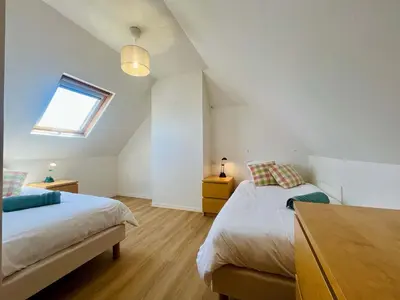 Un ou plusieurs lits dans un hébergement de l'établissement Les pieds dans l eau Home - Waterfront Stay