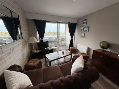 Coin salon dans l'établissement LOOVAEL appartement vue sur port de plaisance ET mer