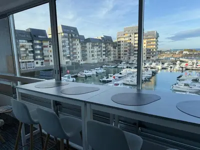 Vue générale sur Courseulles-sur-Mer ou vue de la ville depuis l'appartement