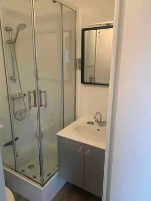 Salle de bains dans l'établissement Studio proche mer avec jardin