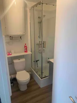 Salle de bains dans l'établissement Studio proche mer avec jardin