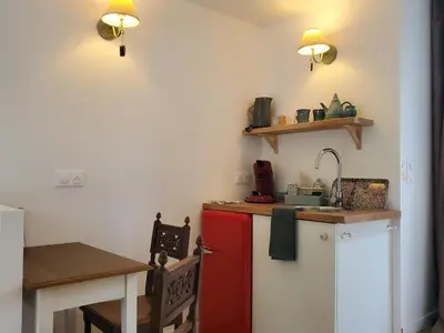 Cuisine ou kitchenette dans l'établissement Le Jardin des Papillons, gîte et chambre d'hôtes à Saint Fraimbault