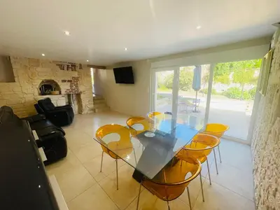 Télévision ou salle de divertissement dans l'établissement Maison en pierre de Caen charmante et confortable et sa terrasse privative entre terre et mer