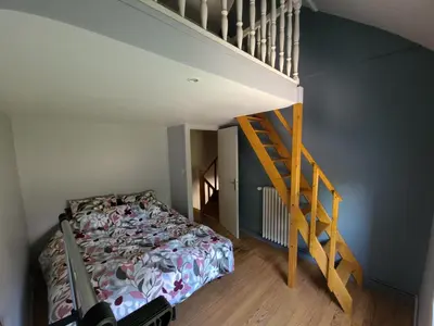 Un ou plusieurs lits dans un hébergement de l'établissement Maison en pierre de Caen charmante et confortable et sa terrasse privative entre terre et mer
