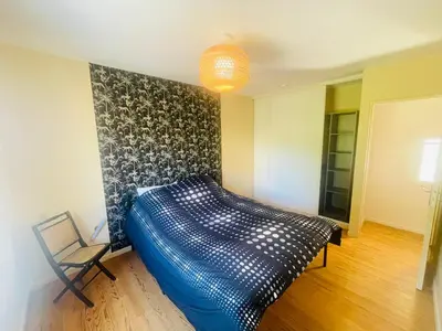 Un ou plusieurs lits dans un hébergement de l'établissement Maison en pierre de Caen charmante et confortable et sa terrasse privative entre terre et mer
