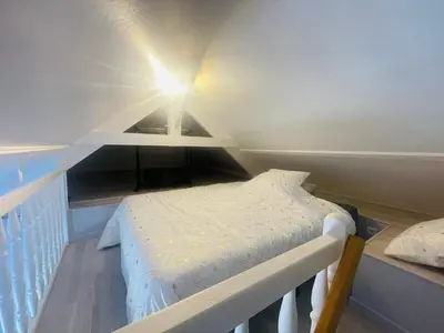Un ou plusieurs lits dans un hébergement de l'établissement Maison en pierre de Caen charmante et confortable et sa terrasse privative entre terre et mer