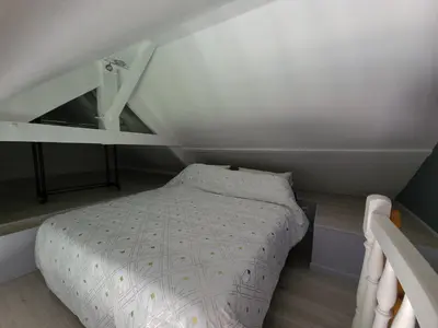 Un ou plusieurs lits dans un hébergement de l'établissement Maison en pierre de Caen charmante et confortable et sa terrasse privative entre terre et mer
