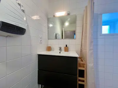 Salle de bains dans l'établissement Au Ptit Gardin - 10 minutes from Utah Beach