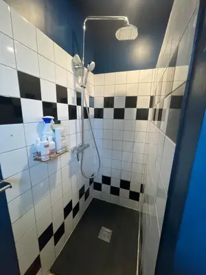 Salle de bains dans l'établissement la maison des souvenirs précieux
