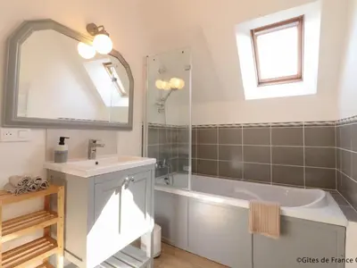 Salle de bains dans l'établissement Charmante longère avec jardin et terrasse, proche de Saint-Fraimbault, WiFi inclus - FR-1-497-246