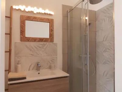 Salle de bains dans l'établissement Charmante longère avec jardin et terrasse, proche de Saint-Fraimbault, WiFi inclus - FR-1-497-246