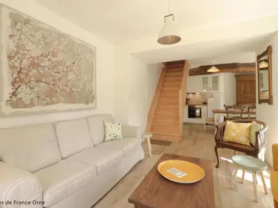 Cuisine ou kitchenette dans l'établissement Charmante longère avec jardin et terrasse, proche de Saint-Fraimbault, WiFi inclus - FR-1-497-246
