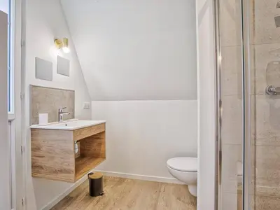 Salle de bains dans l'établissement Séjour côtier à Merville-Franceville pour 4 personnes, wifi, parking - FR-1-788-72