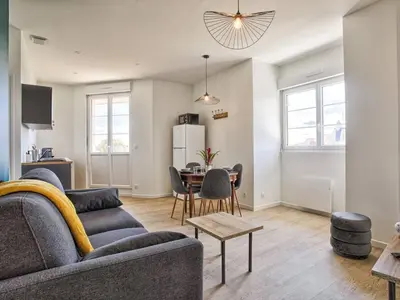 Coin salon dans l'établissement Séjour côtier à Merville-Franceville pour 4 personnes, wifi, parking - FR-1-788-72