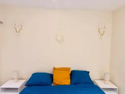 Un ou plusieurs lits dans un hébergement de l'établissement Loft Bis cosy proche des plages et villes
