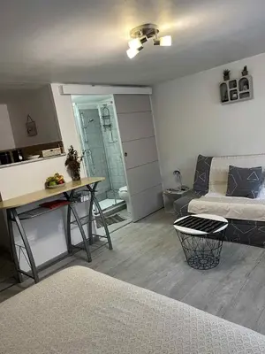Coin salon dans l'établissement Fabuleux studio à 2 pas du Canal de l'Orne