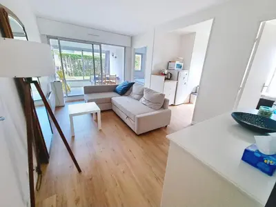 Coin salon dans l'établissement Appartement rez-de-jardin proche mer, 4 couchages - FR-1-746-31