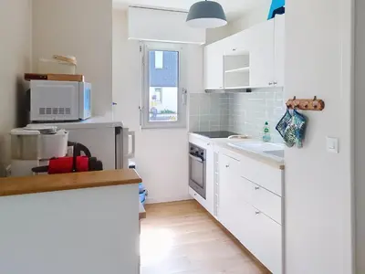 Cuisine ou kitchenette dans l'établissement Appartement rez-de-jardin proche mer, 4 couchages - FR-1-746-31