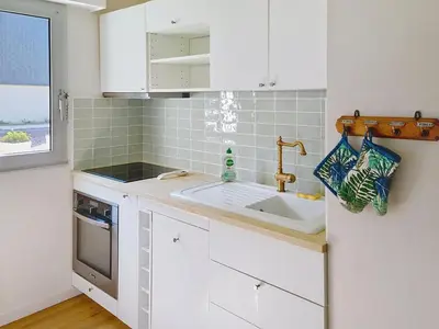 Cuisine ou kitchenette dans l'établissement Appartement rez-de-jardin proche mer, 4 couchages - FR-1-746-31