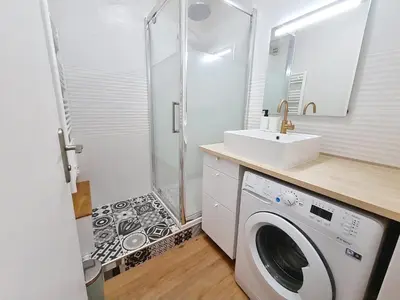 Salle de bains dans l'établissement Appartement rez-de-jardin proche mer, 4 couchages - FR-1-746-31