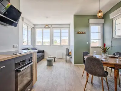Cuisine ou kitchenette dans l'établissement Appartement lumineux avec 2 balcons à 600m de la plage - FR-1-788-78