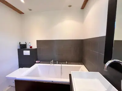 Salle de bains dans l'établissement Au Pavillon du Château - Mer & Plage Juno Beach