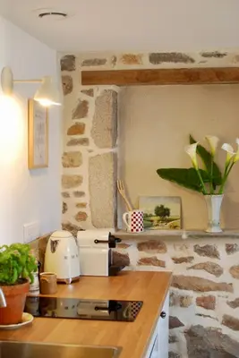 Cuisine ou kitchenette dans l'établissement La Charretterie, studio cosy à 800 m de la mer Jardin exceptionnel by Maison Melchior
