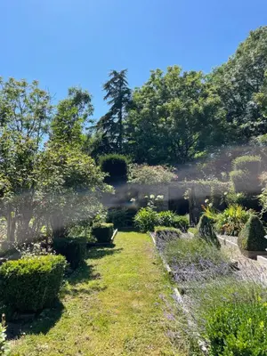 Jardin de l'établissement La Charretterie, studio cosy à 800 m de la mer Jardin exceptionnel by Maison Melchior