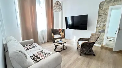 Télévision ou salle de divertissement dans l'établissement La LOGE entre Pierre & Histoire