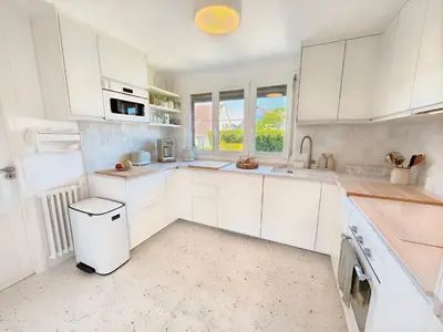 Cuisine ou kitchenette dans l'établissement La Maison de Ranville - Entre Caen & la Mer avec jardin et parking gratuit