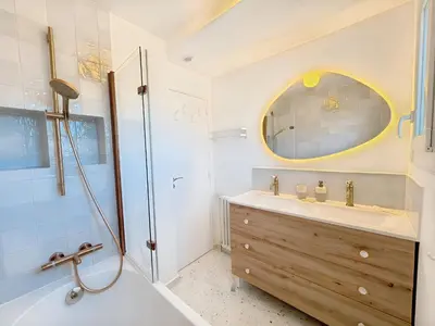 Salle de bains dans l'établissement La Maison de Ranville - Entre Caen & la Mer avec jardin et parking gratuit