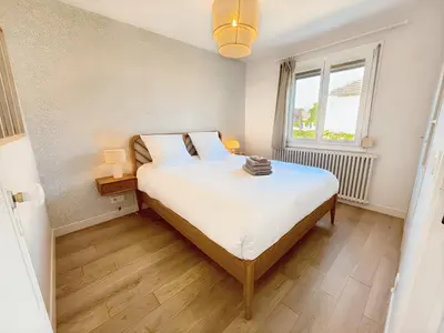 Un ou plusieurs lits dans un hébergement de l'établissement La Maison de Ranville - Entre Caen & la Mer avec jardin et parking gratuit