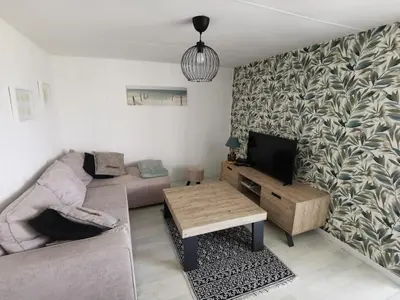 Télévision ou salle de divertissement dans l'établissement Chalet familial L'Abri Côtier