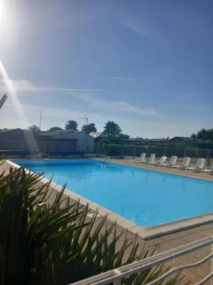 Piscine de l'établissement Chalet familial L'Abri Côtier ou située à proximité