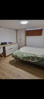 Un ou plusieurs lits dans un hébergement de l'établissement Granville, sous-sol aménagé en bel appartement