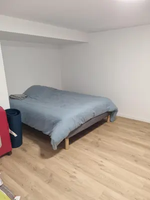Un ou plusieurs lits dans un hébergement de l'établissement Granville, sous-sol aménagé en bel appartement